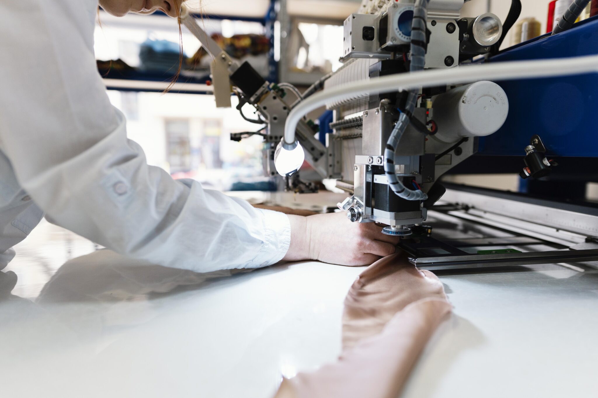 Una lavorazione calzaturiera nel laboratorio